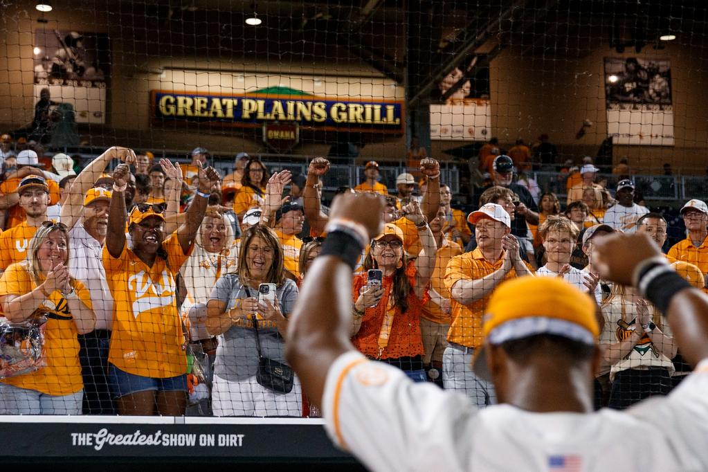 Amazing Vols score four in ninth, stun Florida State