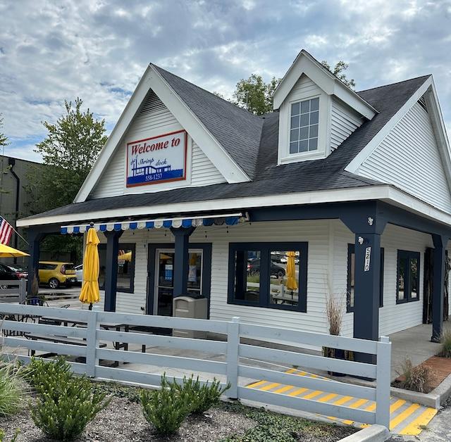 Dining Duo enjoys The Shrimp Dock Bearden