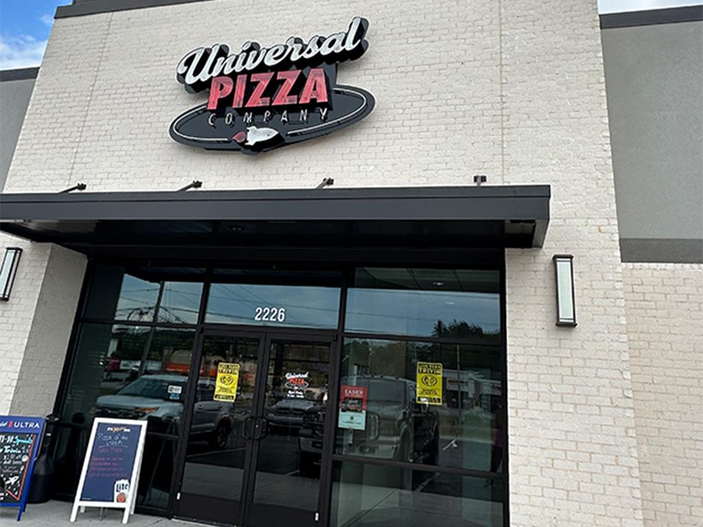 Dining Duo goes to Universal Pizza Company