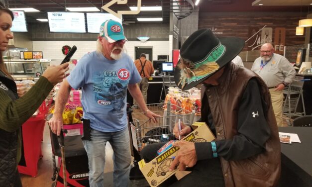 Richard Petty thrills fans at Food City