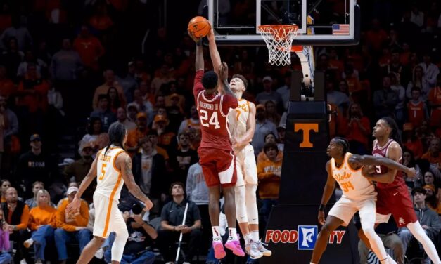 No. 1 Tennessee dominated backboards, walloped Arkansas